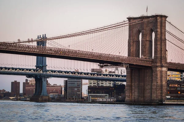 Κοντινό τοπίο της γέφυρας του Μανχάταν και της γέφυρας του Μπρούκλιν στον Ανατολικό ποταμό — Φωτογραφία Αρχείου