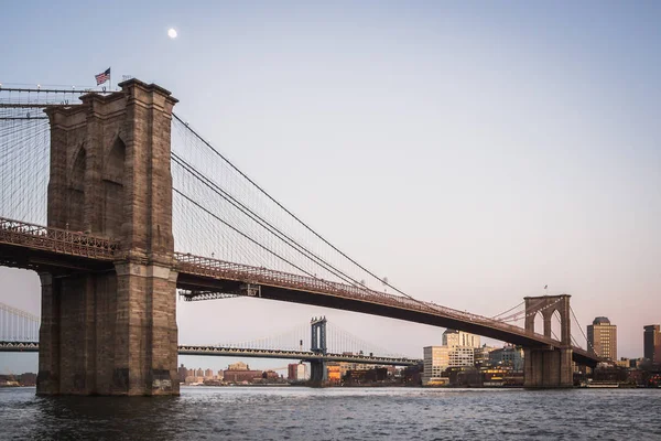 Τοπίο της γέφυρας του Μανχάταν και της γέφυρας του Μπρούκλιν στον Ανατολικό ποταμό — Φωτογραφία Αρχείου