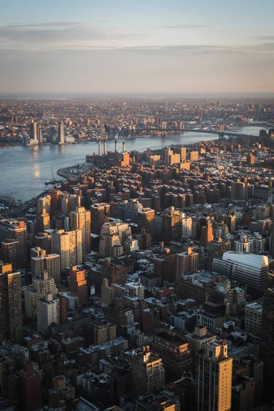 맨해튼의 공중 풍경은 저녁에 높은 시점에서 — 스톡 사진