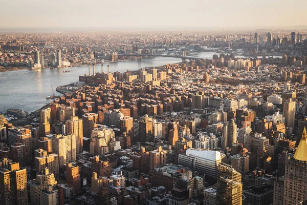 Gün batımında Manhattan'da hava manzarası