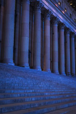 New York'ta Manhattan şehir merkezinde yükselen sütunları ile Penn İstasyonu'nun anıtsal cephe