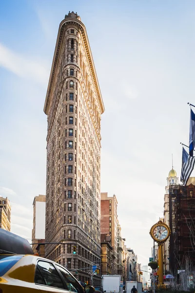 New York street activity durante il giorno da un bellissimo cielo azzurro ai piedi del Flatiron Building — Foto Stock