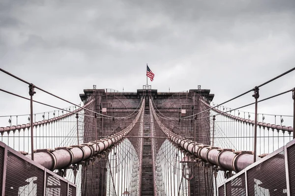 Εντυπωσιακό δραματικό τοπίο της αρχιτεκτονικής της φημισμένος γέφυρας του Μπρούκλιν στη Νέα Υόρκη κάτω από έναν θυελλώδη ουρανό — Φωτογραφία Αρχείου
