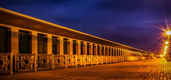 Paesaggio notturno delle famose tavole di Deauville sulla costa normanna — Foto Stock
