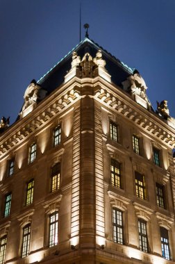 Paris'te gece Paris mimari binanın muhteşem cephe