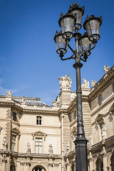 Architectural facade of the aisles and the lamps of the place of the pyramids of the Louvre museum in Paris — Stock Photo, Image