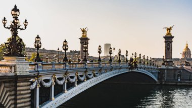 Paris'te güzel Pont Alexandre III ışık karşı Sabah gündoğumu