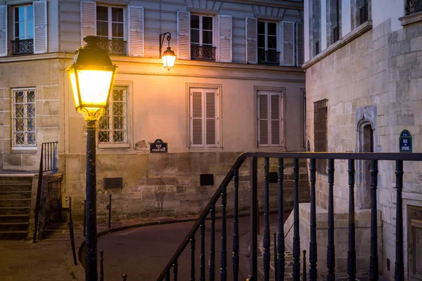 Paris'te Cite Ile gün doğumundan önce eski bir Paris sokakta bir pasaj ın Cityscape