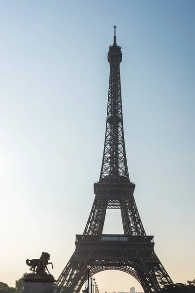 巴黎埃菲尔铁塔背光的早晨日出 — 图库照片