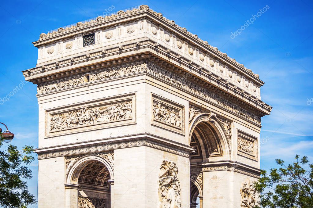 The beutiful and monumental Arc de Triomphe on the Place of the General De Gaulle in Paris during a beautiful sunny summer day Triomphe on the Place of General de Gaulle in Paris during a beautiful su