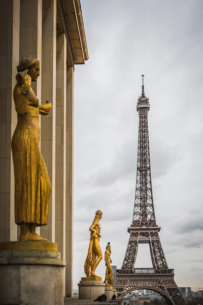 Plein van het Trocadero-plein met uitzicht op de Eiffel toren in Parijs — Stockfoto