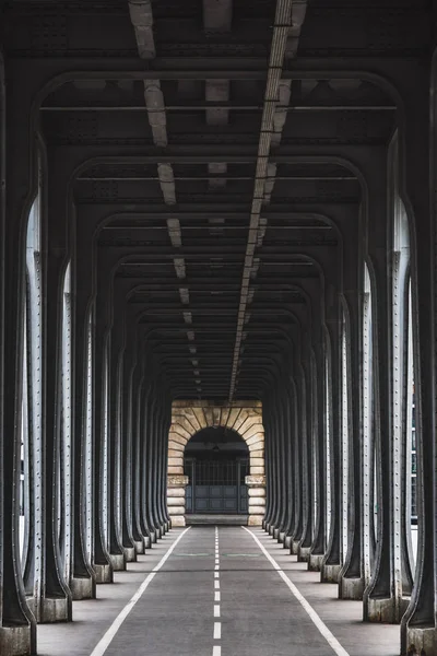 Cityscape da perspectiva da ponte arquitetônica Bir Hakeim em Paris — Fotografia de Stock