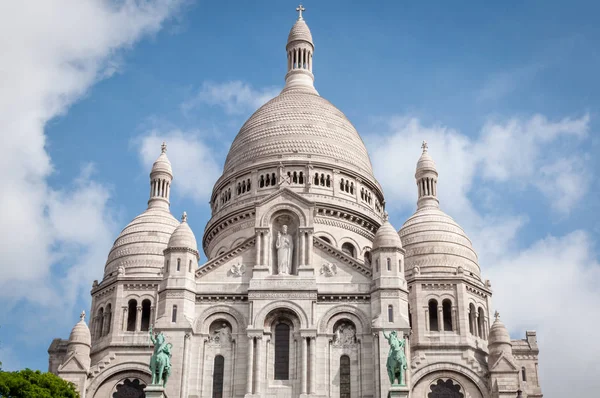 Montmartre Sacre Coeur bazilikası cephesi
