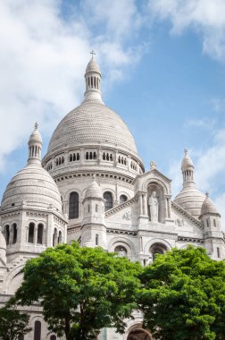 Paris'te güzel bir mavi yaz gökyüzü altında Montmartre Kutsal Kalp Bazilikası