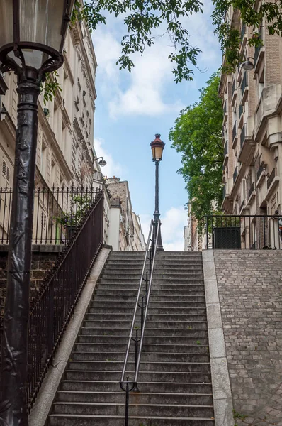 Trappen in de beroemde straten van Montmartre in Parijs — Stockfoto