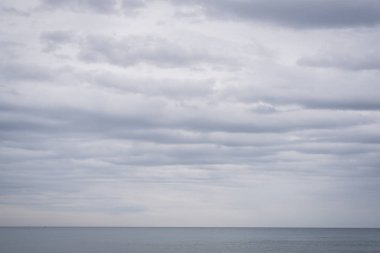 Okyanusun bulutlu ufukta görünümü