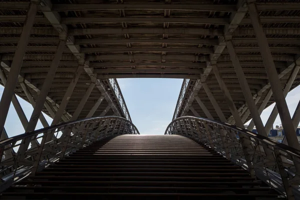 Acesso à ponte de pedestres de Senghor, em Paris — Fotografia de Stock