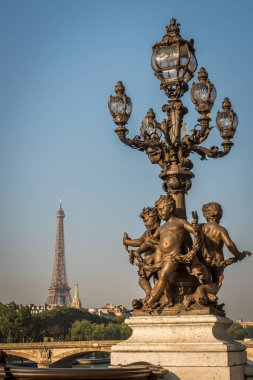 Paris 'te Eiffel Kulesi ile Alexandre III Köprüsü melekler lambaları
