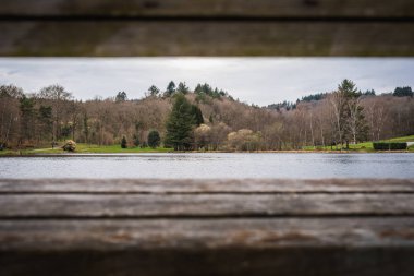 Fransız kırsalında gri bir gökyüzünün altında Sauviat Gölü