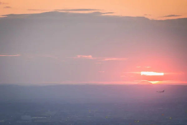 Flugzeug hebt während eines glühenden Sonnenuntergangs ab — Stockfoto