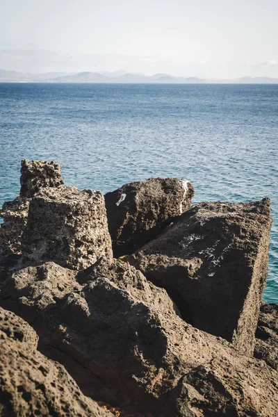 Skalisty krajobraz w Playa Blanca z Fuerteventura w ekspresyjne — Zdjęcie stockowe