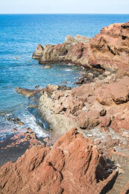 Lanzarote adasında El Golfo kayalık kıyıları