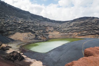 Lanzarote adasında El Golfo Doğal yeşil lagün