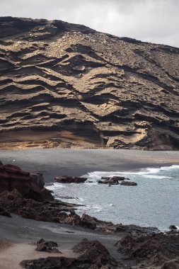 Lanzarote güneşli bir günde siyah kum plaj