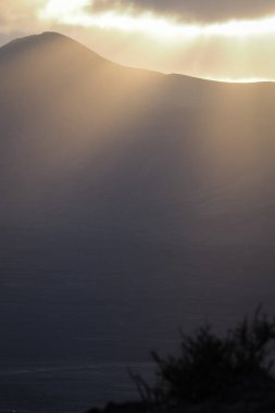 Lanzarote bir yanardağ arkasında Gündoğumu