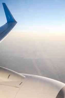 Güzel güneşli bir yaz günü ile uçak uçuş