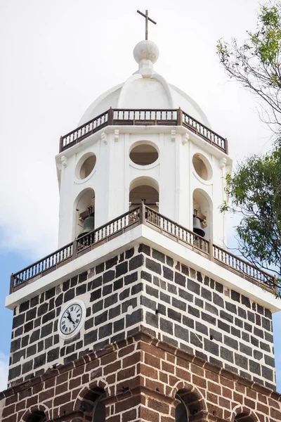 Utsidan av kyrkan i Teguise i Lanzarote — Stockfoto