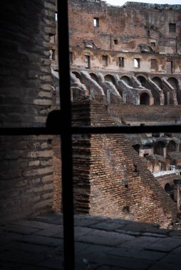 Roma 'nın iç geçitlerinden Colosseum' un iç manzarası