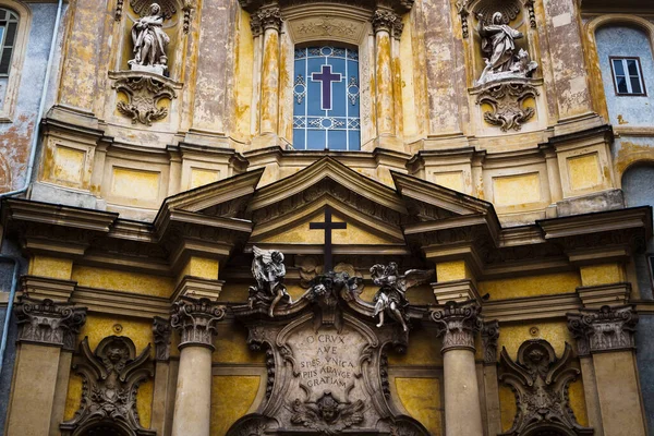이탈리아 로마에 산타마리아 마달레나 교회의 전면을 가까이 구경하다 — 스톡 사진