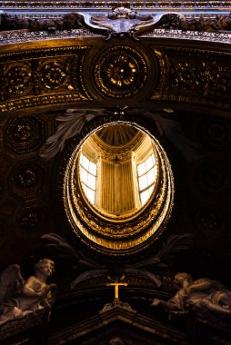Roma, İtalya 'da bir kilisenin tavanındaki melek heykelleri üzerine tavan penceresi.