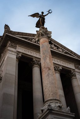 İtalya, Roma 'da Vittorio Emanuele II' ye adanmış anıtsal sarayın önündeki sütun.