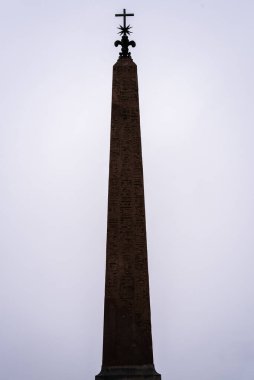 Obelisk İtalya 'nın Roma tepelerindeki bahçede yer almaktadır.