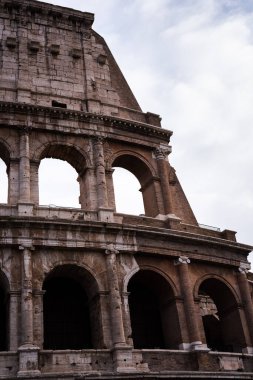İtalya, Roma 'daki büyük stadyumun kayıp kemerleri.