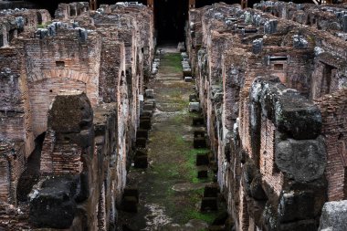 İtalya, Roma 'daki Colosseum' un merkez arenasındaki yeraltı galerilerinde koridor.