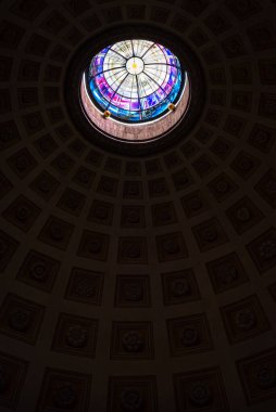 İtalya 'da, Roma' da bir kilisenin kubbesinin altındaki devasa boyalı camlar.