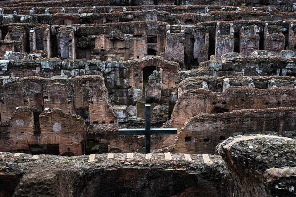 İtalya, Roma 'daki Colosseum' un merkezi arenasının altındaki galeriler