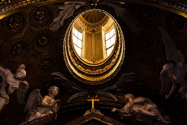 Puits Lumière Gardés Par Des Statues Anges Dans Une Église — Photo