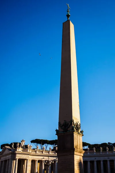 イタリアローマのサン ピエトロ広場の柱 — ストック写真