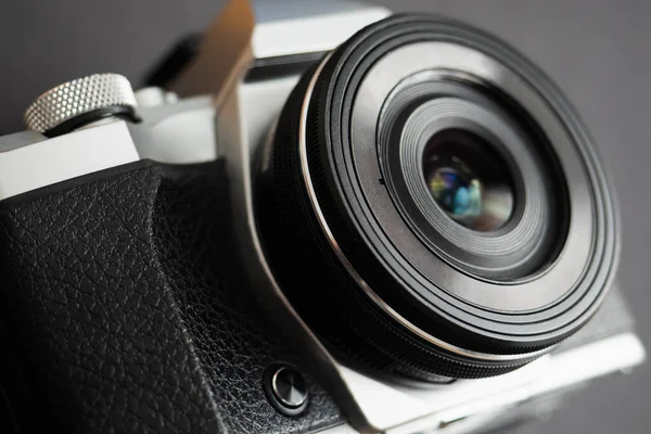 Moderna Fotocamera Mirrorless Con Vecchio Stile — Foto Stock