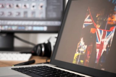 Profesyonel bir fotoğrafçının çalışma masası ham fotoğraflarını geliştiriyor.