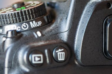 Modern bir DSLR gövde kamerasında ayna