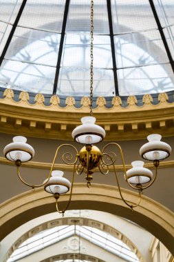 Paris 'te bir galeride tasarımcı tavan lambası