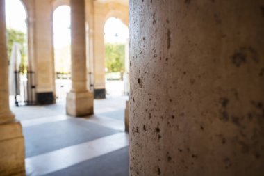 Paris, Fransa sokaklarındaki parka erişimin eski direği.