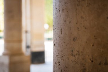 Paris, Fransa sokaklarında antika bir sütuna yakın çekim