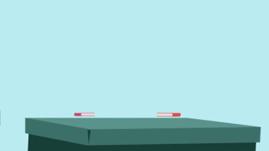 Bayan öğrenciler çizgi film özgeçmişi videosu okuyorlar. Öğrenci Kız Karakteri kavramını öğrenen kadınlar çalışma masasına oturur hareketli görüntü grafiksel çizim tasarımı yaparlar.