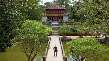 Vietnam Hue Minh Mang Tomb güzel bir bahçede Gezgin. 